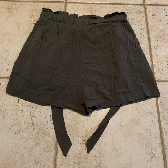 💜 ARDENE M/M Basic Collection Olive Green Paperbag Waist Tie-Front Shorts - Picture 2 of 6